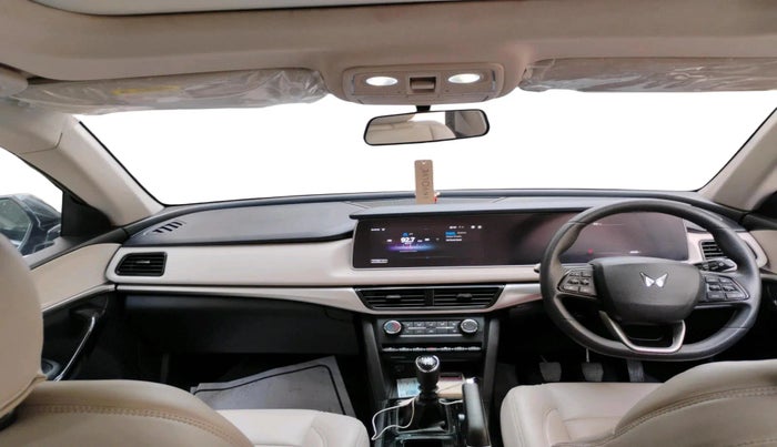 2024 Mahindra XUV700 AX 5 D MT 5 STR, Diesel, Manual, 40,342 km, interior