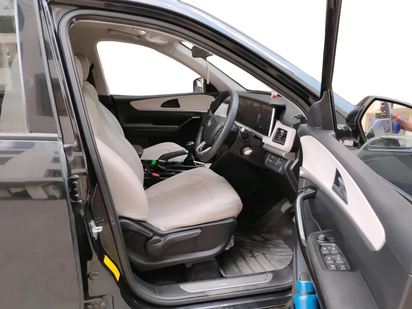 2024 Mahindra XUV700 AX 5 D MT 5 STR, Diesel, Manual, 40,342 km, interior