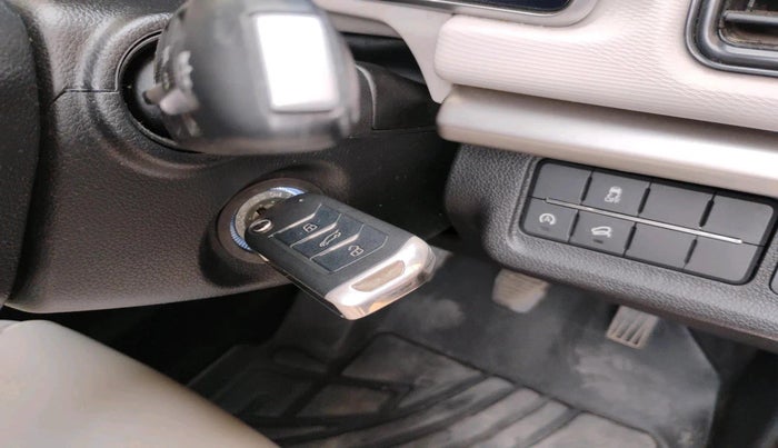 2024 Mahindra XUV700 AX 5 D MT 5 STR, Diesel, Manual, 40,342 km, interior