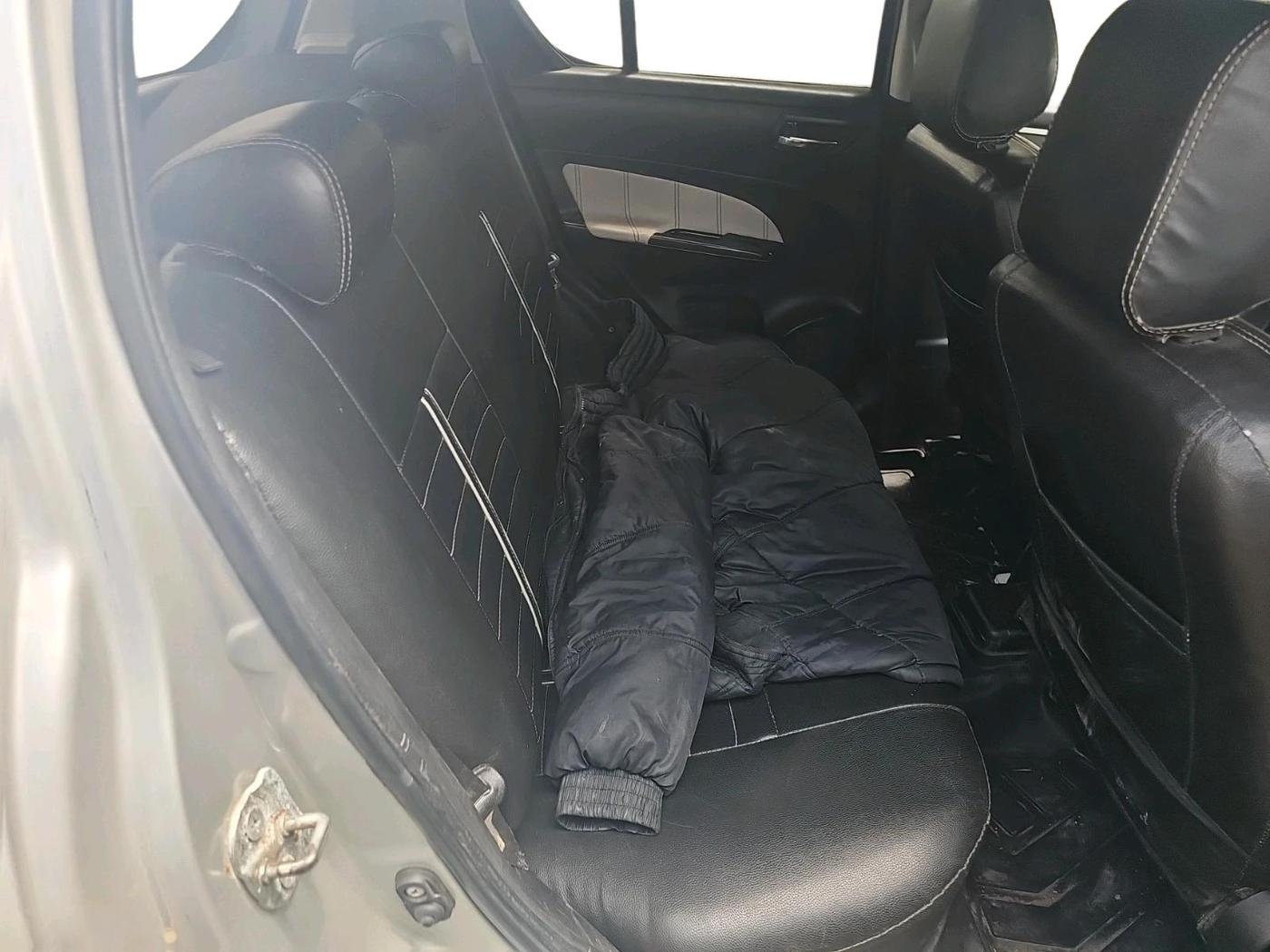 2013 Maruti Swift VXI, CNG, Manual, 1,04,024 km, interior