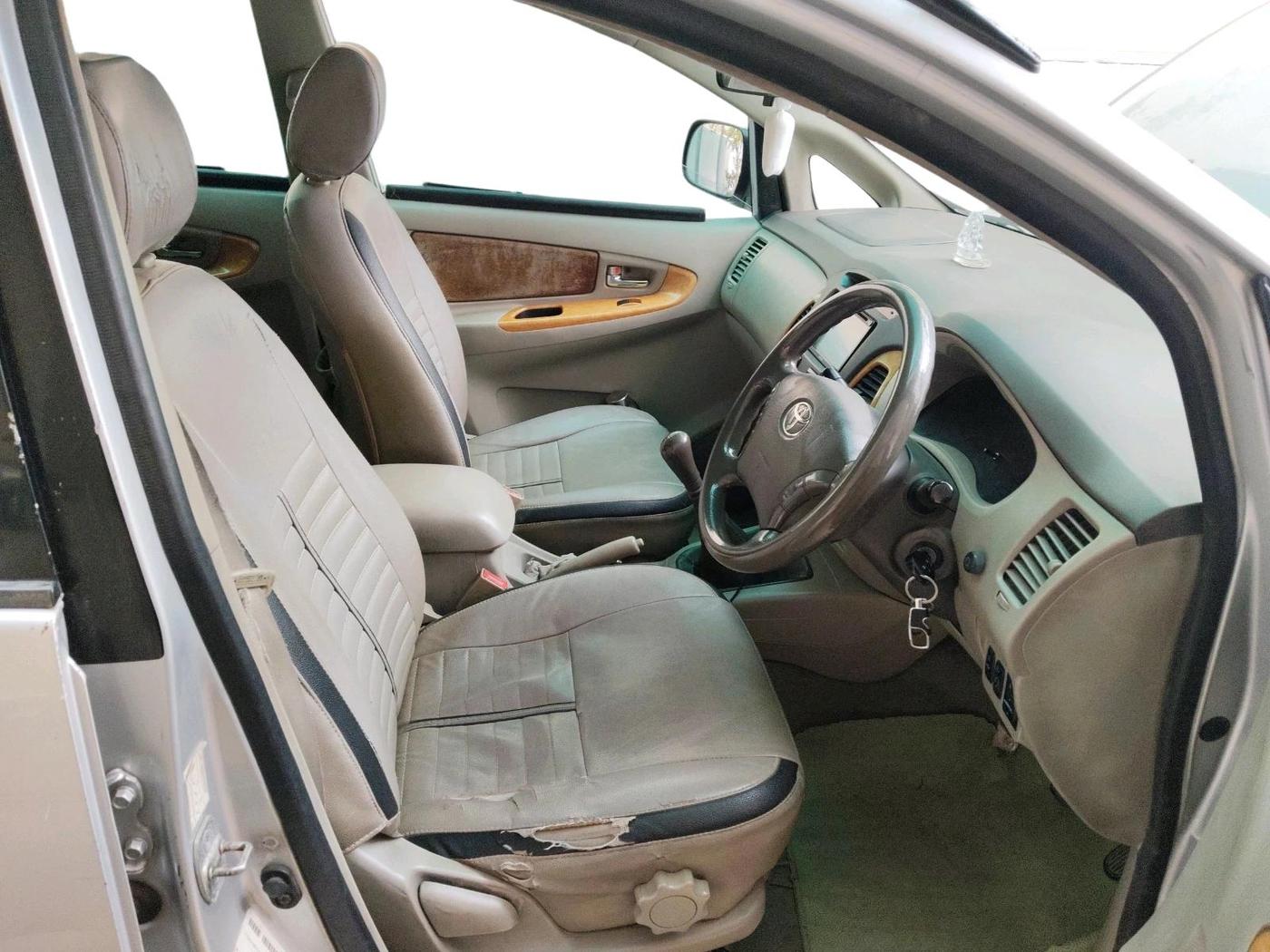 2011 Toyota Innova V 2.5 8 STR, Diesel, Manual, 2,66,419 km, interior
