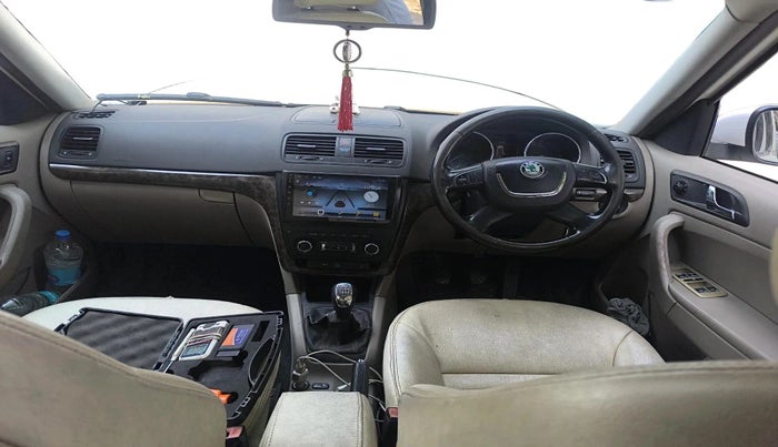 2011 Skoda Yeti ELEGANCE 2.0 TDI CR 4X4, Diesel, Manual, 2,27,726 km, interior