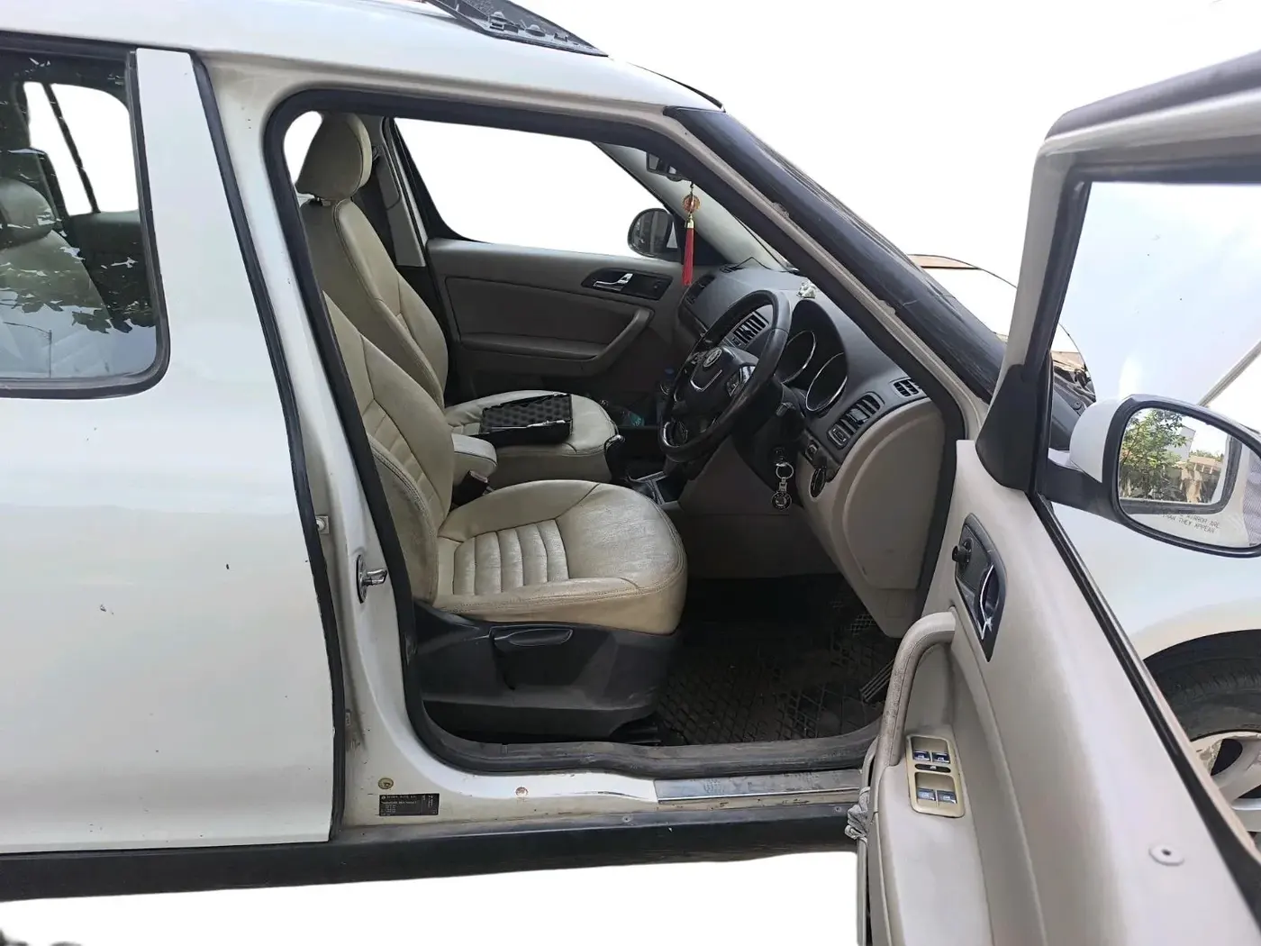 2011 Skoda Yeti ELEGANCE 2.0 TDI CR 4X4, Diesel, Manual, 2,27,726 km, interior