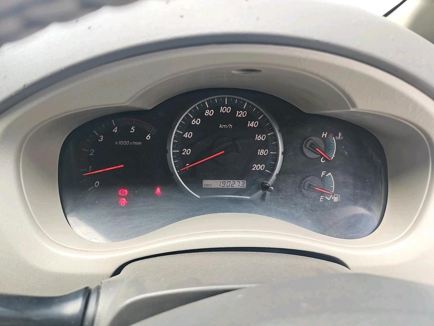 2012 Toyota Innova VX 2.5 8 STR, Diesel, Manual, 1,90,273 km, interior
