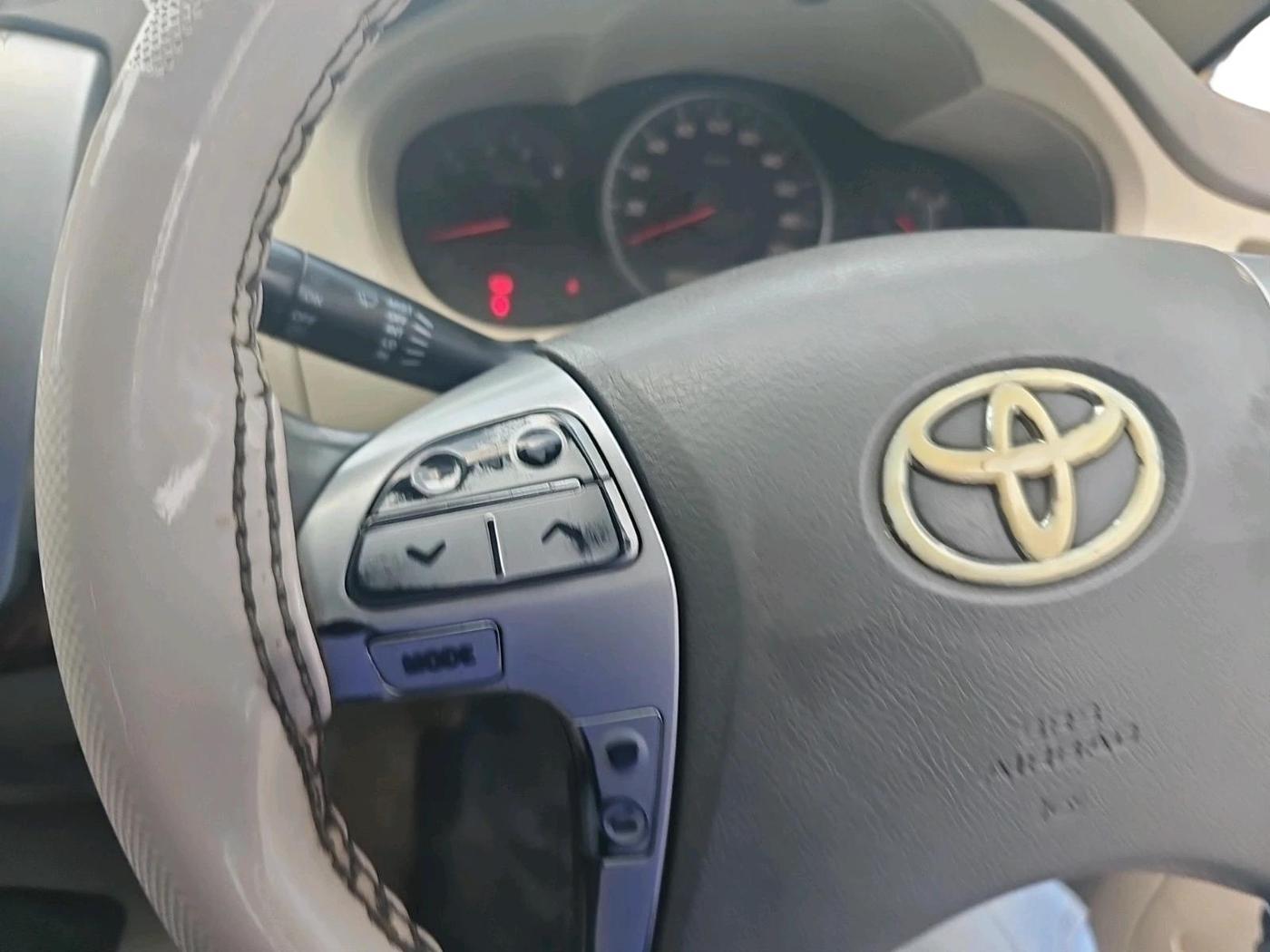 2012 Toyota Innova VX 2.5 8 STR, Diesel, Manual, 1,90,273 km, interior