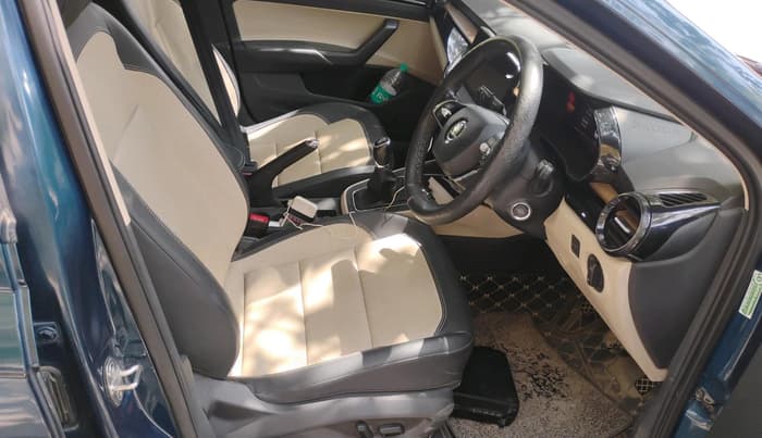 2023 Skoda SLAVIA STYLE 1.0L TSI MT, Petrol, Manual, 30,389 km, interior