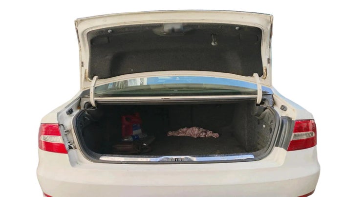 2014 Skoda Superb ELEGANCE 2.0 TDI CR AT, Diesel, Automatic, 2,22,242 km, exterior