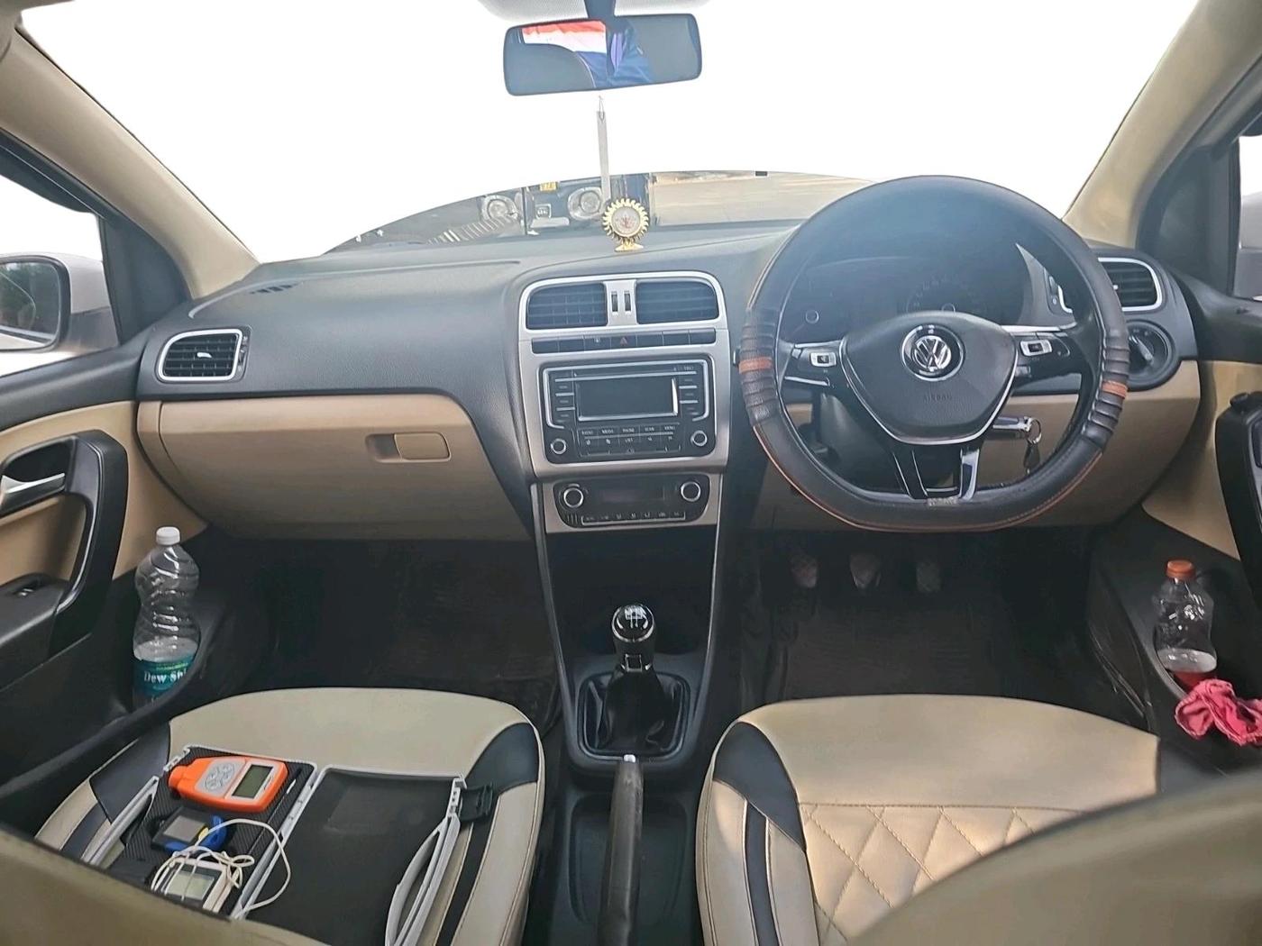 2015 Volkswagen Polo HIGHLINE1.5L, Diesel, Manual, 1,13,114 km, interior