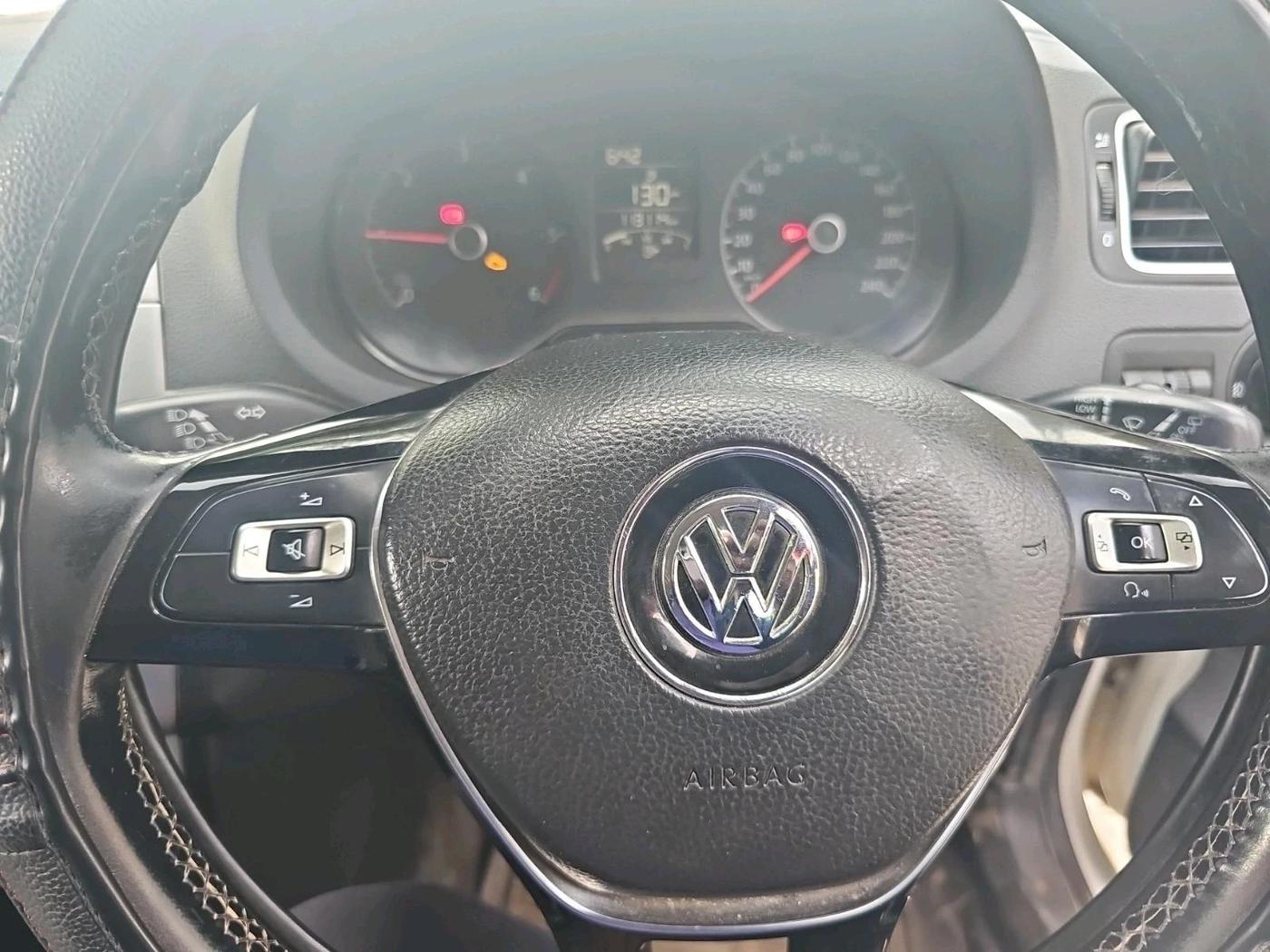 2015 Volkswagen Polo HIGHLINE1.5L, Diesel, Manual, 1,13,114 km, interior