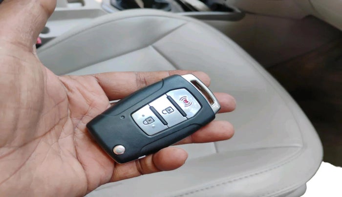 2021 Mahindra XUV300 W8 (O) 1.2 PETROL, Petrol, Manual, 97,910 km, interior