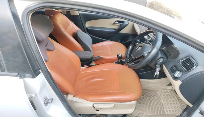 2015 Volkswagen Polo HIGHLINE1.5L, Diesel, Manual, 1,27,126 km, interior