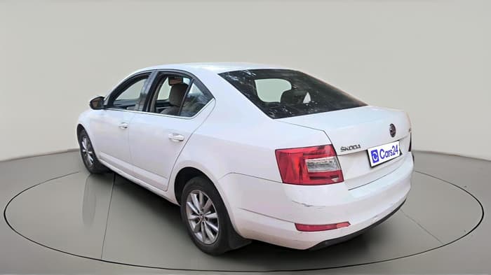 2015 Skoda Octavia AMBITION 2.0 TDI, Diesel, Manual, 2,30,705 km, exterior