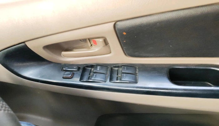 2015 Toyota Innova 2.5 GX 7 STR, Diesel, Manual, 1,40,893 km, interior