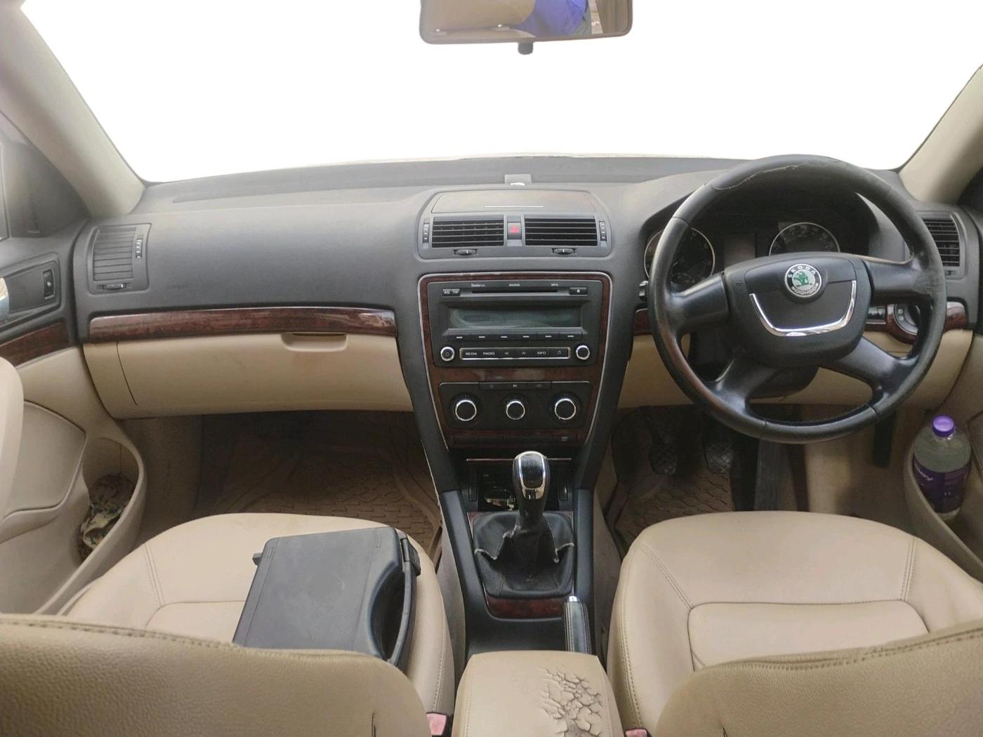 2011 Skoda Laura AMBIENTE 1.8 TSI, Petrol, Manual, 1,06,362 km, interior