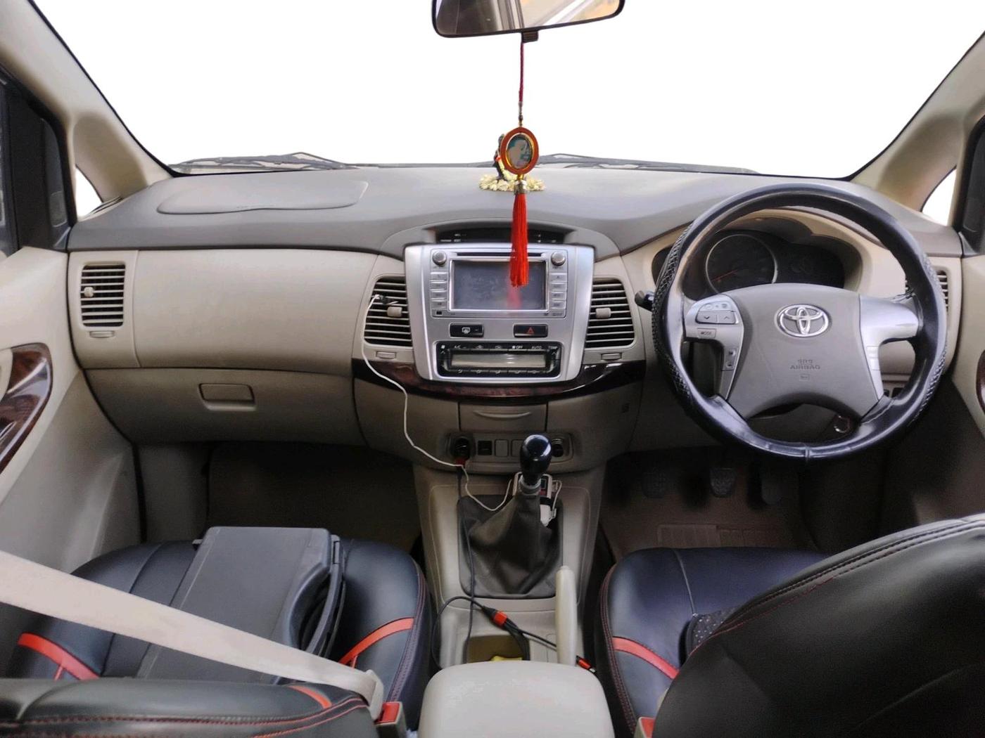 2014 Toyota Innova 2.5 VX 8 STR, Diesel, Manual, 2,35,913 km, interior