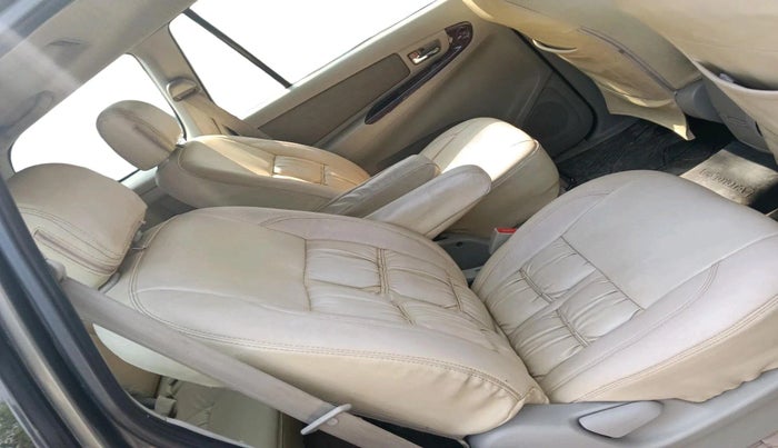 2012 Toyota Innova VX 2.5 7 STR, Diesel, Manual, 2,09,752 km, interior