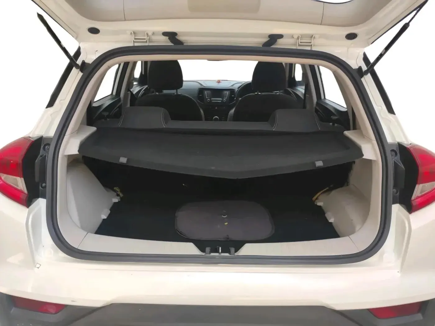 2023 Mahindra XUV300 W6 1.2 PETROL AMT, Petrol, Automatic, 50,050 km, exterior