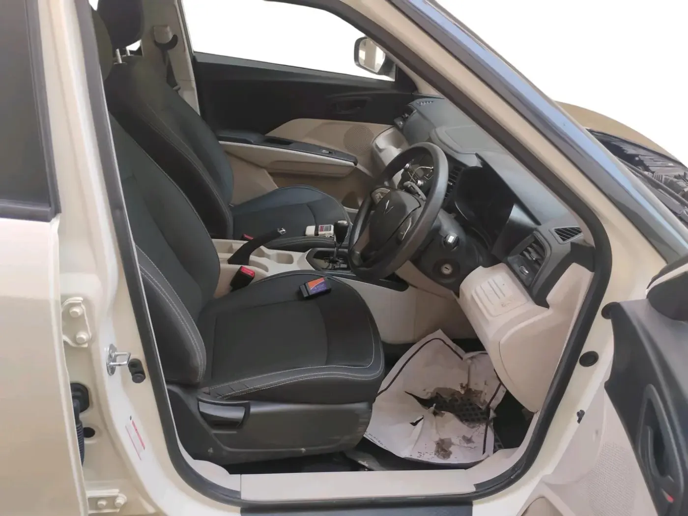 2023 Mahindra XUV300 W6 1.2 PETROL AMT, Petrol, Automatic, 50,050 km, interior