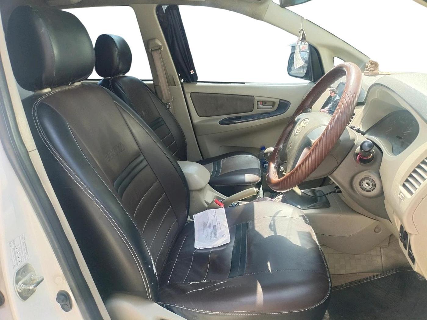2014 Toyota Innova 2.5 GX 8 STR, Diesel, Manual, 2,53,121 km, interior