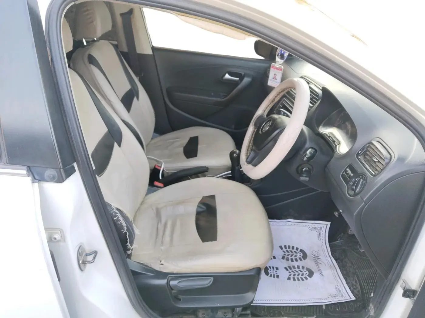 2015 Volkswagen Polo COMFORTLINE 1.2L, Petrol, Manual, 1,29,576 km, interior