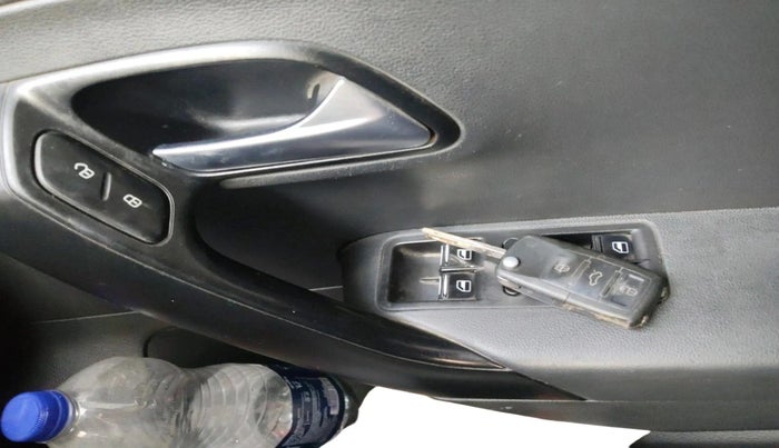 2015 Volkswagen Polo COMFORTLINE 1.2L, Petrol, Manual, 1,29,576 km, interior