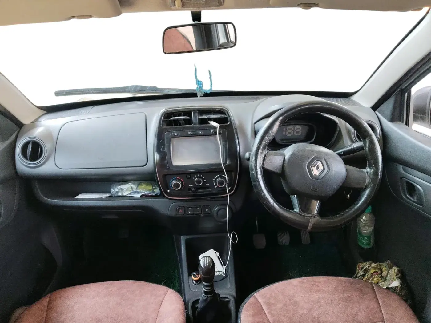 2017 Renault Kwid RXT 1.0 (O), Petrol, Manual, 1,04,427 km, interior