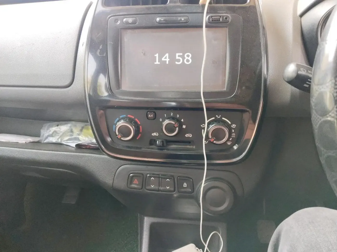 2017 Renault Kwid RXT 1.0 (O), Petrol, Manual, 1,04,427 km, interior