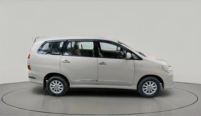 2013 Toyota Innova 2.5 GX 8 STR, Diesel, Manual, 2,23,425 km, exterior
