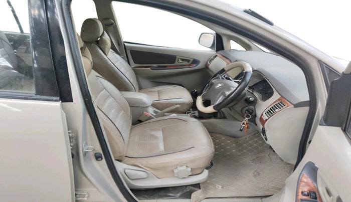 2013 Toyota Innova 2.5 GX 8 STR, Diesel, Manual, 2,23,425 km, interior