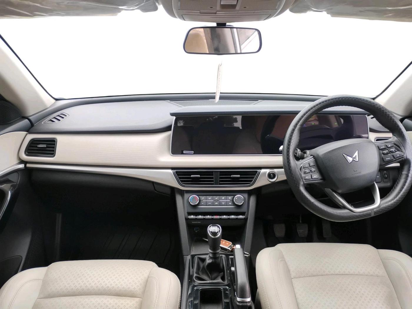 2025 Mahindra XUV700 AX 5 D MT 7 STR, Diesel, Manual, 46,701 km, interior