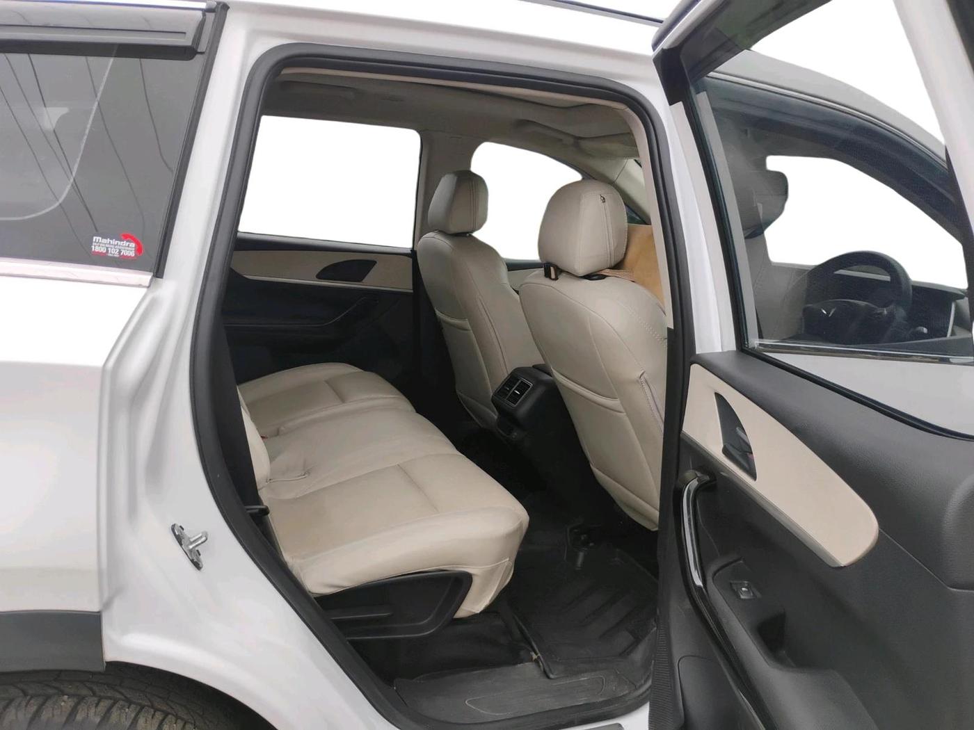 2025 Mahindra XUV700 AX 5 D MT 7 STR, Diesel, Manual, 46,701 km, interior