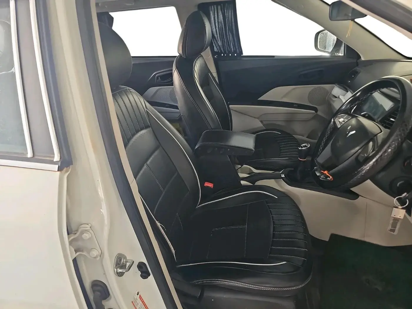 2023 Mahindra XUV300 W6 1.5 Sunroof Diesel, Diesel, Manual, 93,153 km, interior