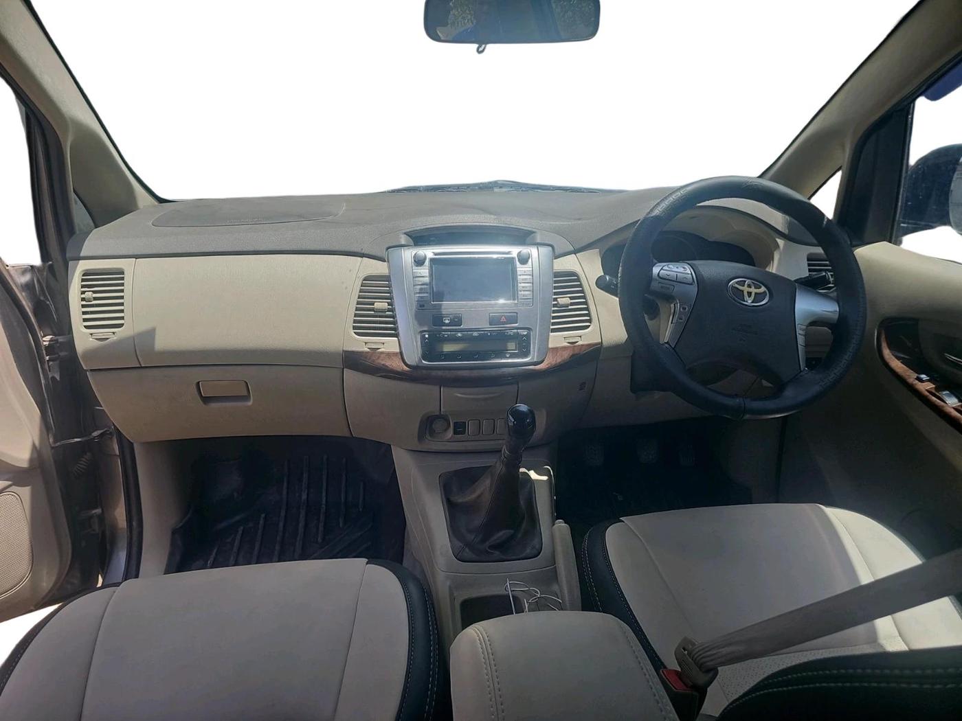 2014 Toyota Innova 2.5 VX 7 STR, Diesel, Manual, 1,18,540 km, interior
