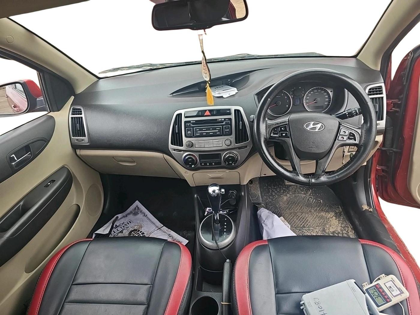 2014 Hyundai i20 SPORTZ 1.4 AT, CNG, Automatic, 63,461 km, interior