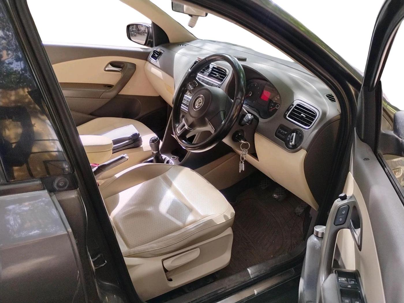 2013 Volkswagen Vento HIGHLINE 1.6 MPI, Petrol, Manual, 83,814 km, interior