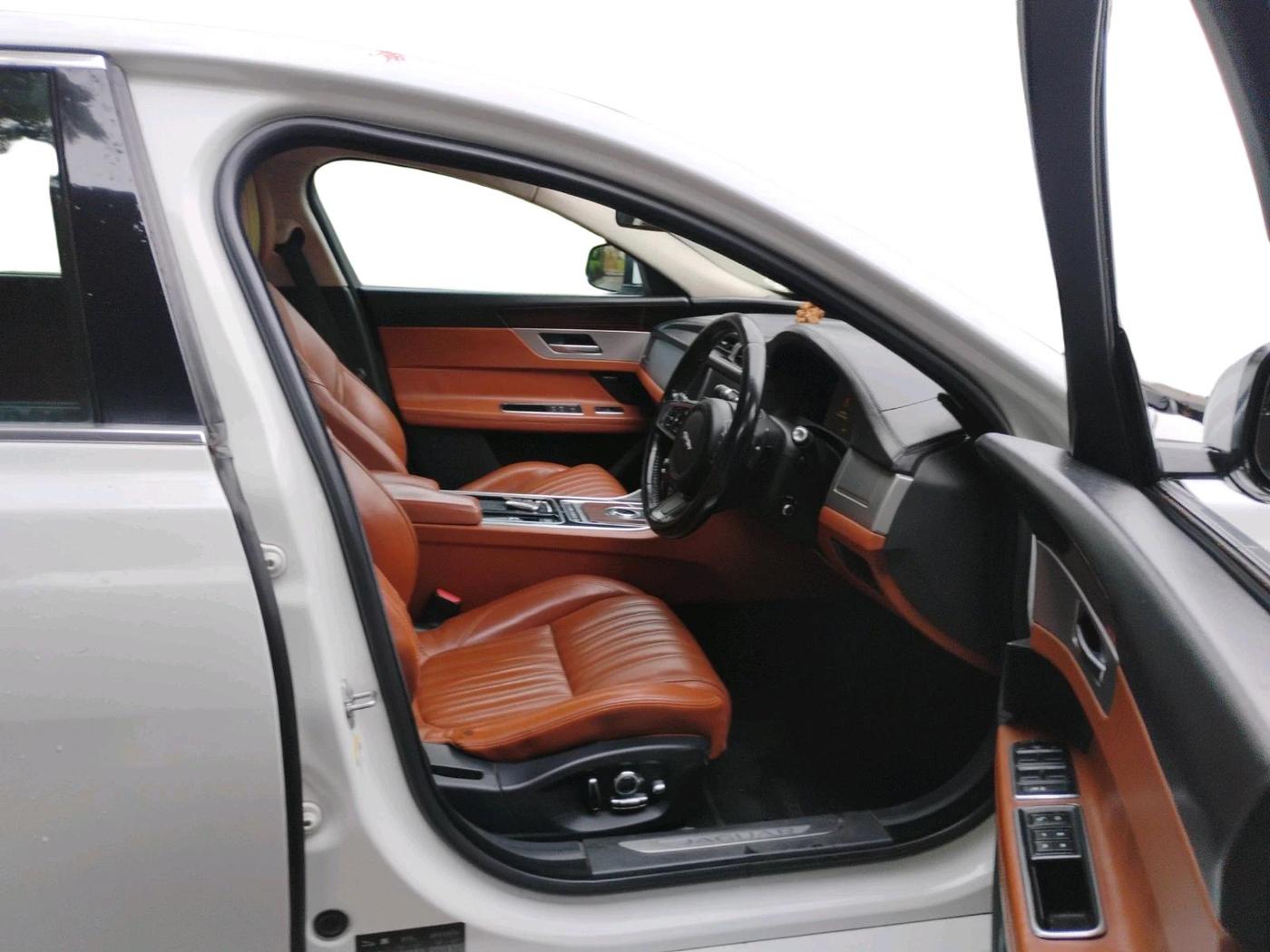 2017 Jaguar XF PORTFOLIO DIESEL, Diesel, Automatic, 1,15,781 km, interior