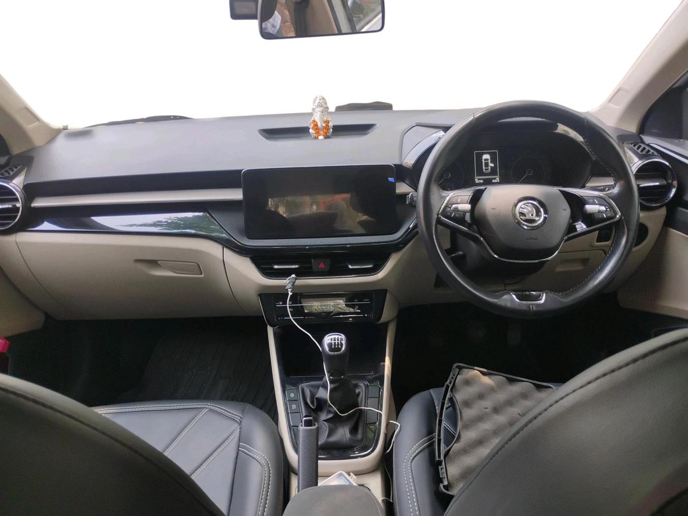 2022 Skoda SLAVIA AMBITION 1.0L TSI MT, Petrol, Manual, 34,162 km, interior
