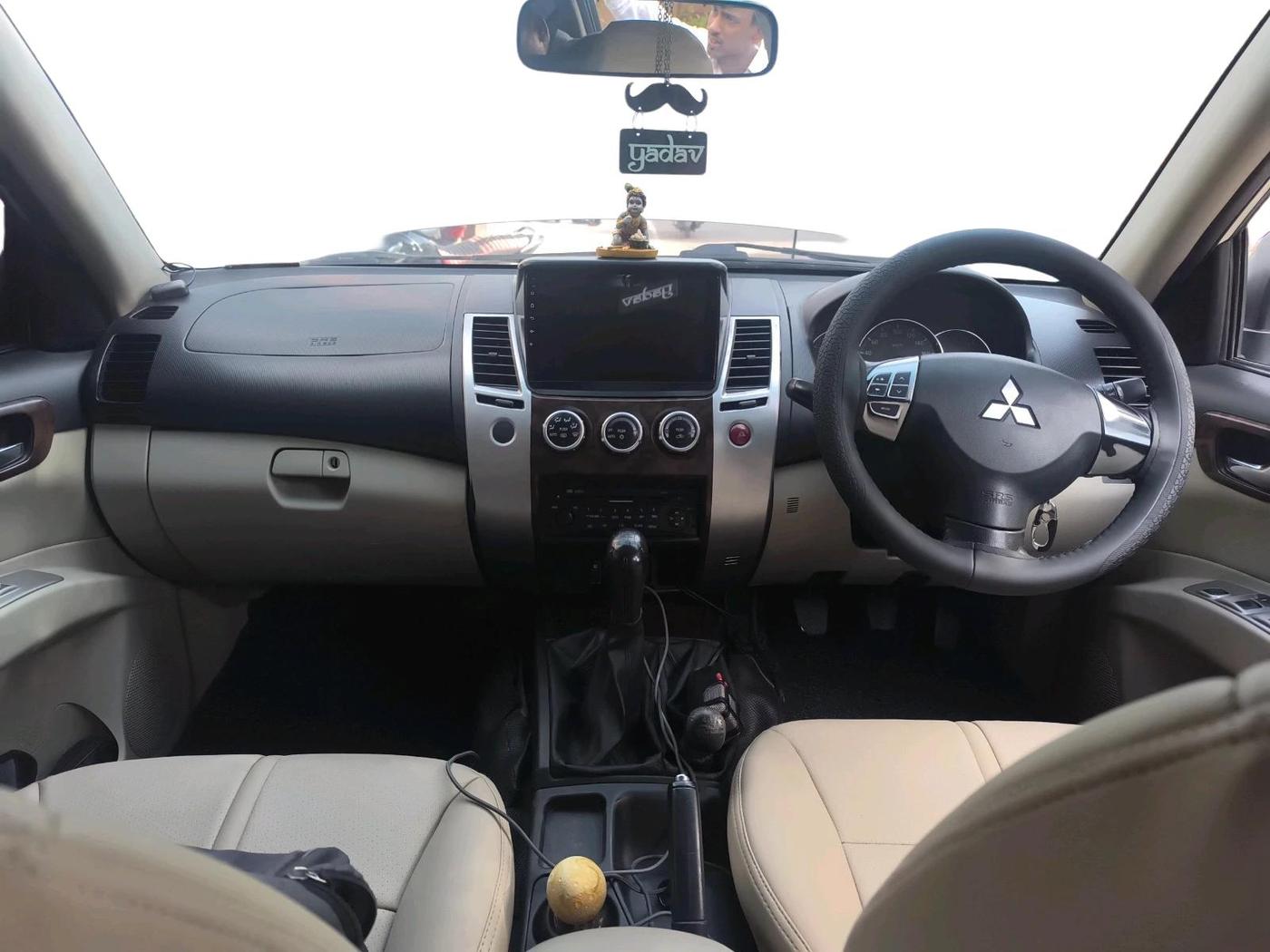 2012 Mitsubishi Pajero Sport 2.5 MT 4X4, Diesel, Manual, 2,93,676 km, interior