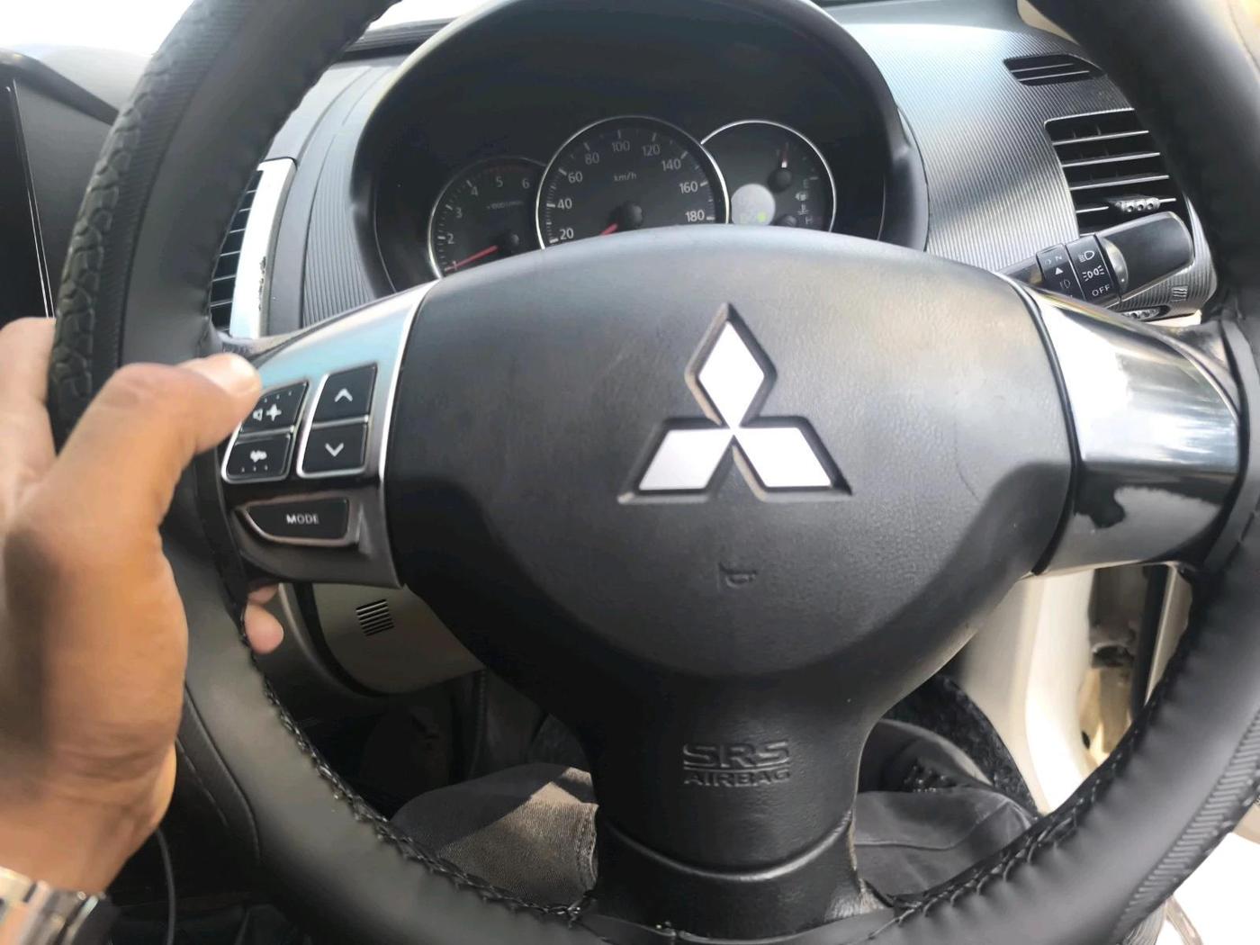 2012 Mitsubishi Pajero Sport 2.5 MT 4X4, Diesel, Manual, 2,93,676 km, interior