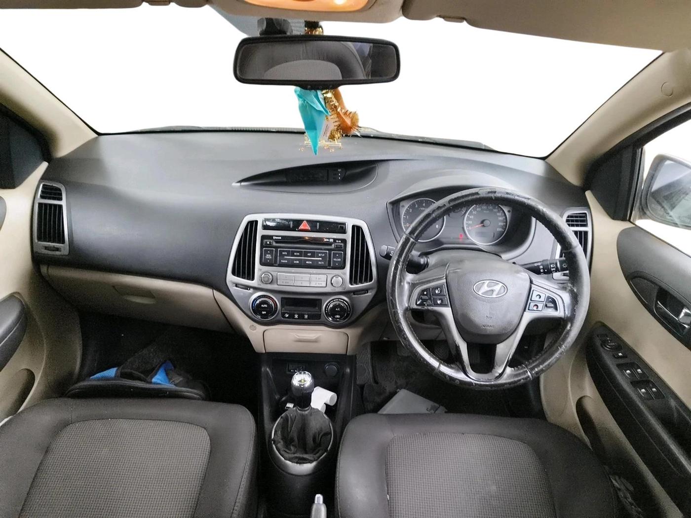 2013 Hyundai i20 SPORTZ 1.2, CNG, Manual, 1,50,584 km, interior
