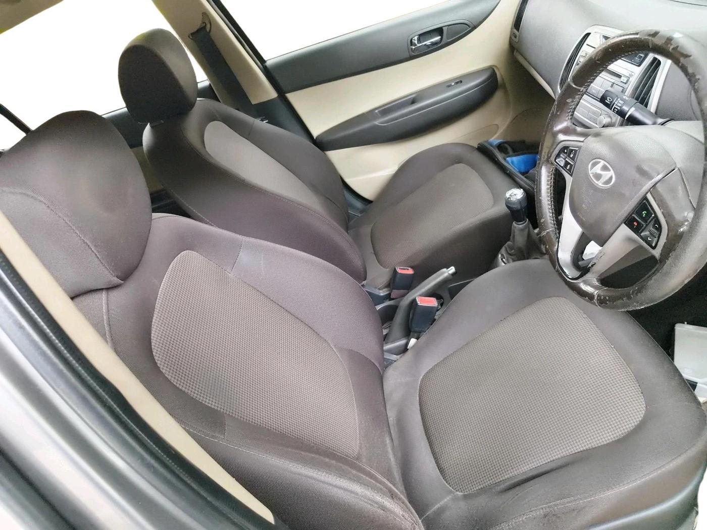 2013 Hyundai i20 SPORTZ 1.2, CNG, Manual, 1,50,584 km, interior