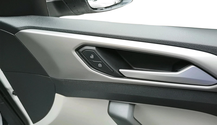 2025 Volkswagen TAIGUN HIGHLINE 1.0 TSI AT, Petrol, Automatic, 5,811 km, interior