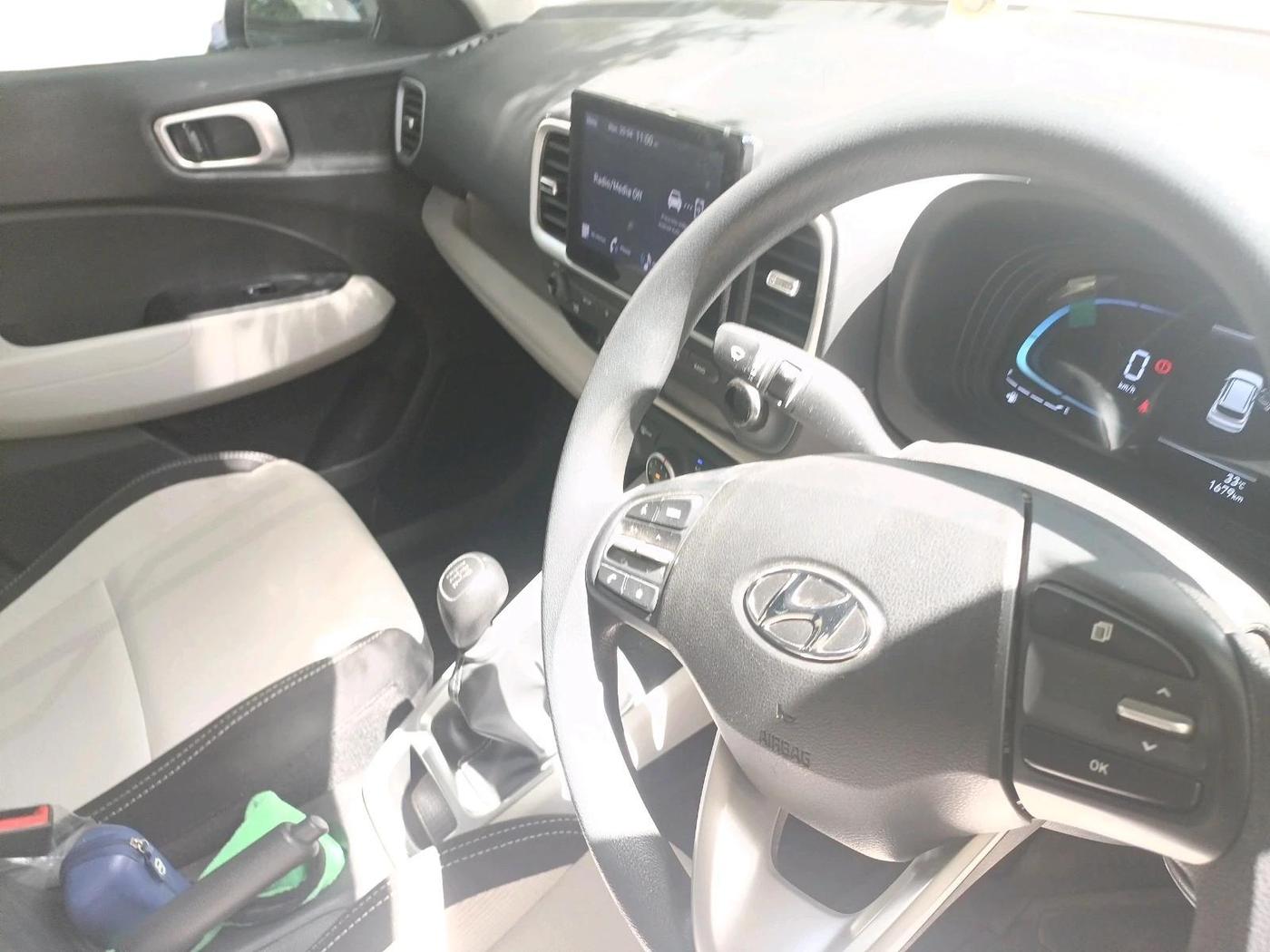 2022 Hyundai VENUE S 1.2, Petrol, Manual, 1,679 km, interior