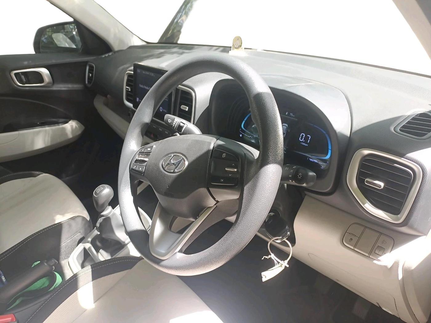 2022 Hyundai VENUE S 1.2, Petrol, Manual, 1,679 km, interior