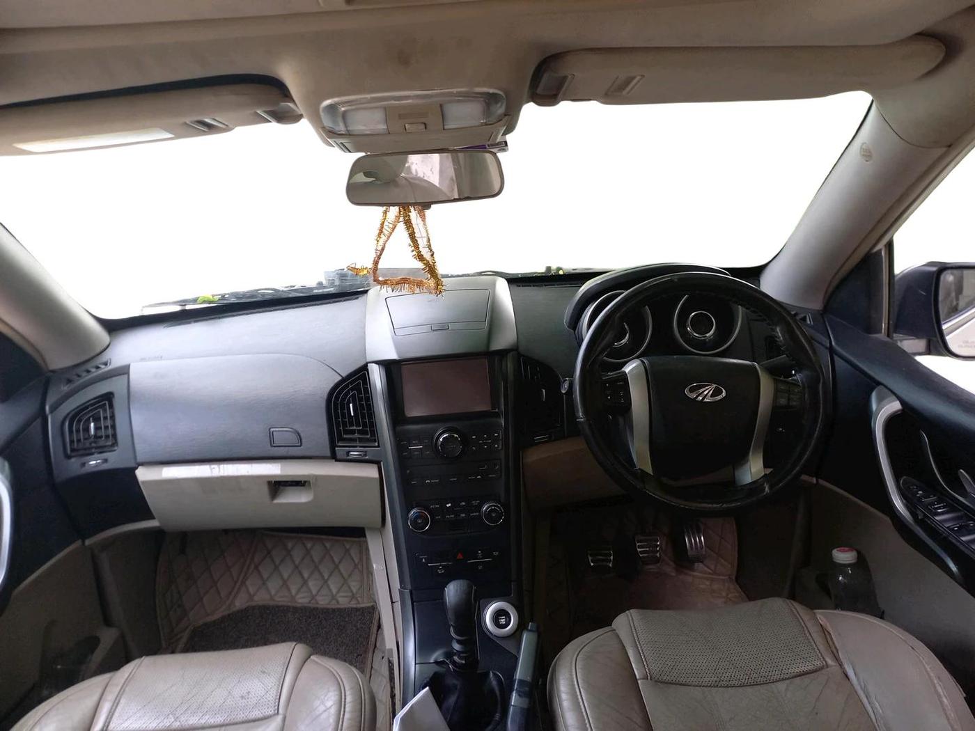 2016 Mahindra XUV500 W10, Diesel, Manual, 1,40,353 km, interior
