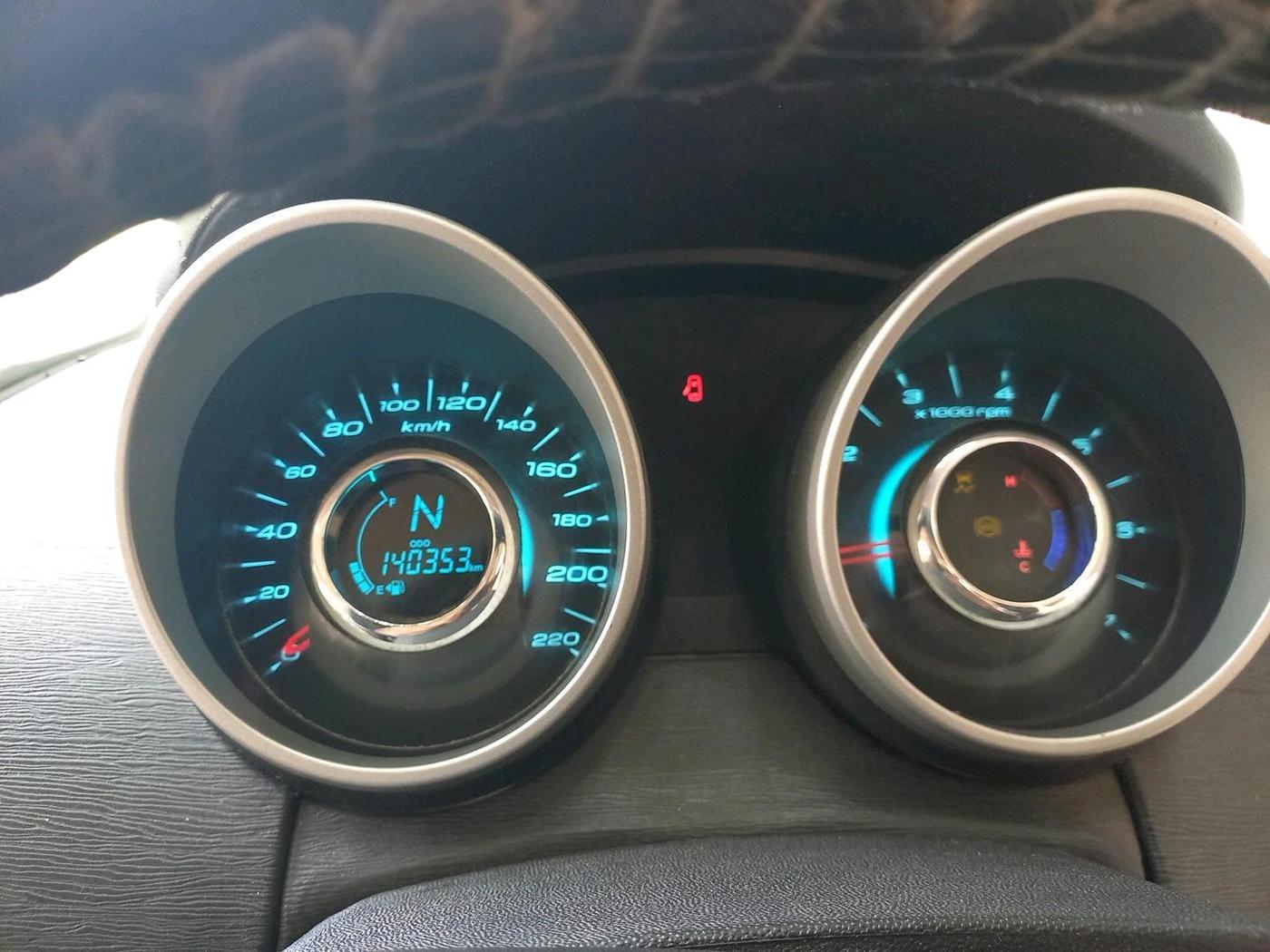 2016 Mahindra XUV500 W10, Diesel, Manual, 1,40,353 km, interior