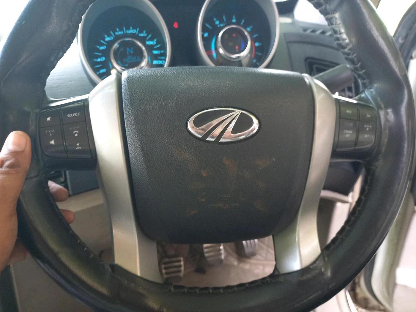 2016 Mahindra XUV500 W10, Diesel, Manual, 1,40,353 km, interior