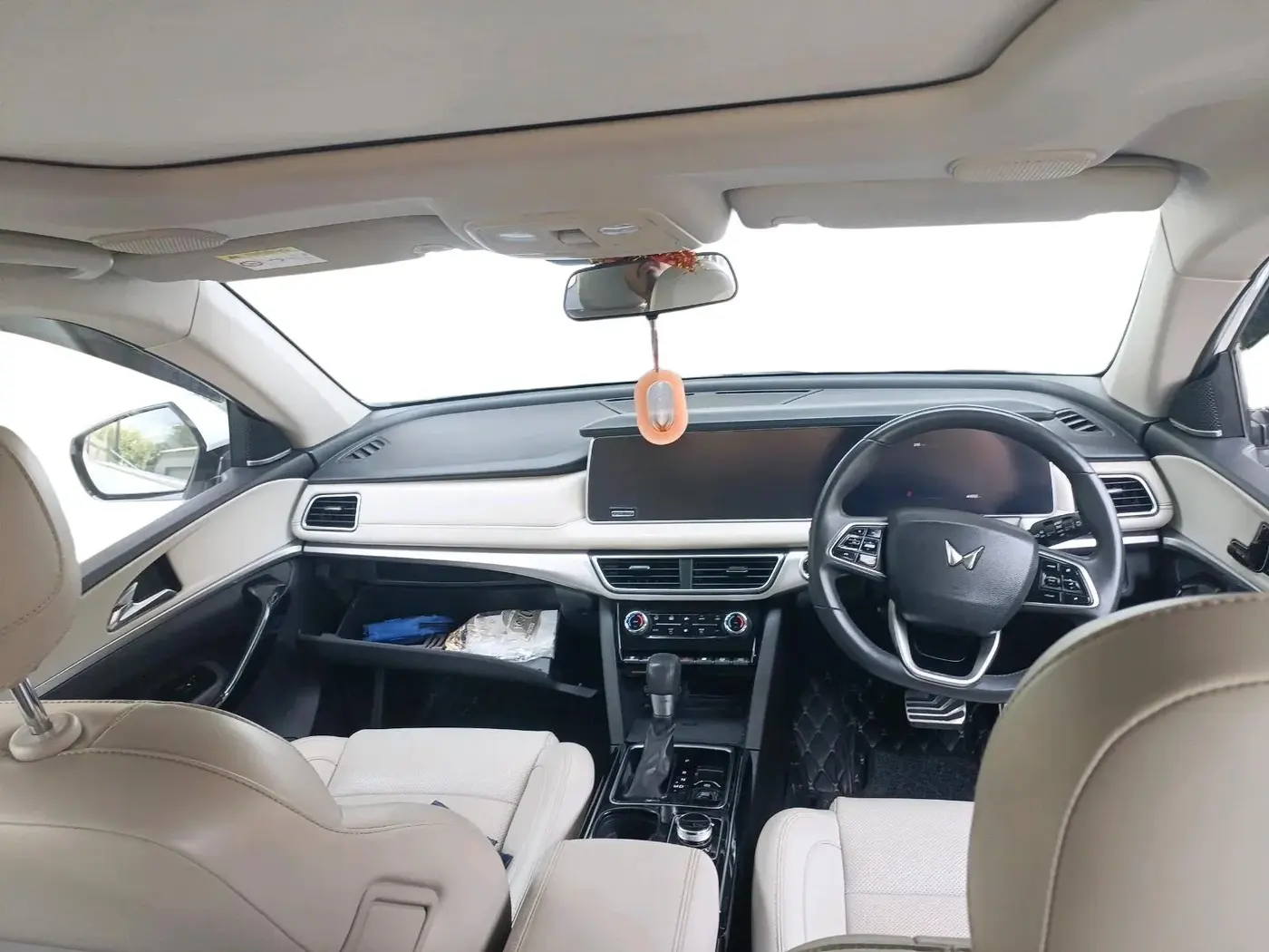 2023 Mahindra XUV700 AX 7 LUXURY D AT 7 STR, Diesel, Automatic, 44,992 km, interior