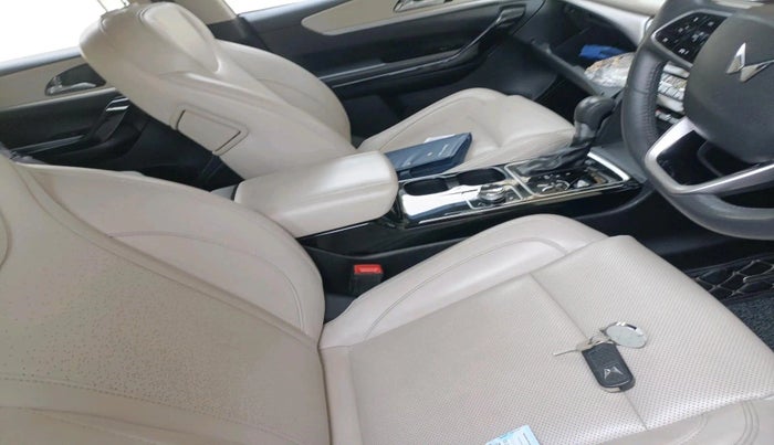 2023 Mahindra XUV700 AX 7 LUXURY D AT 7 STR, Diesel, Automatic, 44,992 km, interior