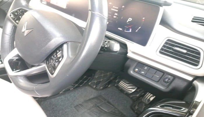 2023 Mahindra XUV700 AX 7 LUXURY D AT 7 STR, Diesel, Automatic, 44,992 km, interior